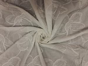 Tissu en coton tissé blanc très demandé, brodé de motifs floraux, respirant et léger, idéal pour la confection de robes pour filles et femmes. - Product Image 2