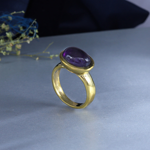 Anillo con Cabujón Ovalado de Amatista y Engaste de Bisel en Latón Chapado en Oro - Product Image 4