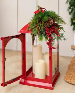 Farol Navideño Moderno de Metal Rojo con Velas LED sin Llama, Decoración con Piñas y Bayas, Farol Decorativo de Navidad para Exhibición en Exteriores - Product Image 2