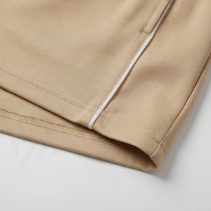 Conjunto deportivo de 2 piezas para mujer, top de manga corta de poliéster tejido con cremallera y pantalones cortos por encima de la rodilla, color beige sólido, primavera verano - Product Image 6
