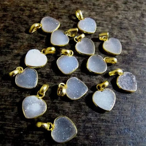 Breloques en forme de cœur en druse blanche naturelle 12 mm, connecteurs fantaisie en pierres précieuses - Product Image 6