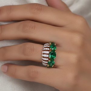 Bague élégante à large bande avec émeraudes et cinq pierres ovales en cristal vert et diamants, bijoux en or pour anniversaire et occasions spéciales - Product Image 5