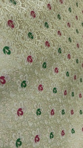 Tissu brocart floral avec tissage jacquard métallique aux motifs crème, rose et vert - Product Image 2