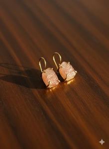 Boucles d'oreilles pendantes minimalistes en argent sterling 925 plaqué or 14 carats avec pierre brute de cristal vert, bijou cadeau pierre de naissance - Product Image 4