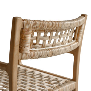 La chaise de salle à manger Othonoi a un cadre en teck et un siège en rotin tressé, couleur bois naturel, pour une utilisation en intérieur. - Product Image 6