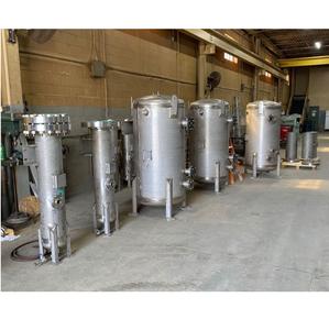 Cuve de mélange industrielle de qualité export avec agitateur pour le mélange d'alcool et la préparation de l'âgeur d'alcoolisés, disponible à la vente - Product Image 1