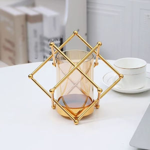 Portavelas minimalista de hierro que combina una estructura sencilla con un diseño práctico y un atractivo decorativo - Product Image 1