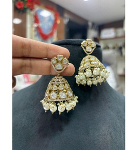 Boucles d'oreilles élégantes en zircon finition or avec pierres imitation pierre pour femmes et jeunes filles, idéales pour les soirées et les tenues de fête, très tendance - Product Image 1