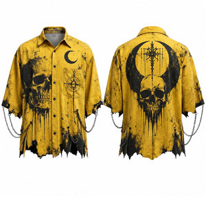 Camisa gótica de manga corta para hombre con estampado de calaveras y cadenas, dobladillo rasgado, cuello vuelto, estilo casual de verano. - Product Image 1