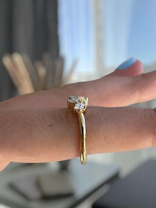 Anillo de banda curva con moissanita talla trillón VS1, oro macizo de 14K, engaste a la vista, hecho a mano, para regalo de compromiso para ella - Product Image 4