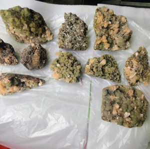 Espécimen Mineral de Heulandita Verde Natural y Hermosa, Formación de Geoda Irregular de Maharashtra - Product Image 1