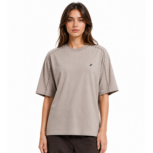เสื้อยืดโอเวอร์ไซส์สีพื้นสำหรับผู้หญิง ทรงหลวม ไหล่ตก ผ้าคอตตอนหนา สีน้ำตาลอมเทา เย็บตะเข็บตัดกัน เสื้อยืดฤดูร้อน - Product Image 1
