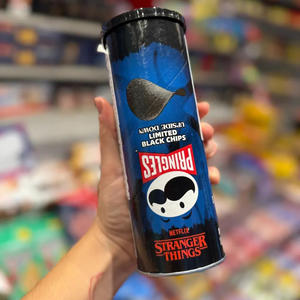 มันฝรั่งทอดกรอบรสสเต็ก Stranger Things Pringles Upside Down ขนาด 100 กรัม รุ่นลิมิเต็ดอิดิชั่น ขนมขบเคี้ยวที่ได้รับแรงบันดาลใจจากซีรีส์นี้ - Product Image 3