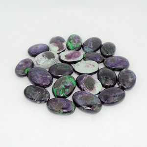 Pierre de poche ovale polie naturelle en Kammererite, cristal violet rare pour la guérison, la méditation Reiki, l'énergie et la décoration artistique folklorique - Product Image 1