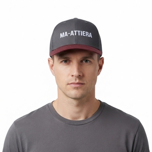 Gorra Trucker Gris para Hombre con Visera Borgoña, Logotipo Bordado en Blanco, Malla Trasera y Cierre a Presión - Product Image 1