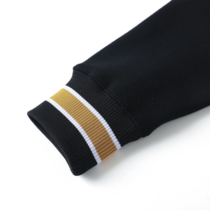 Sweat-shirt universitaire Alpha Gold & Black Contrast à col rond, style universitaire, en coton et polyester, fournisseur en gros OEM/ODM - Product Image 4