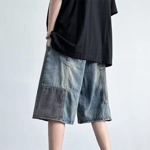 กางเกงยีนส์ขาสั้นผู้ชายแบบใหม่ แต่งผ้าแบบ Patchwork เอวกลาง ผ้าฝ้าย Stonewashed สไตล์ลำลองสำหรับฤดูร้อน มีกระเป๋า ระบายอากาศได้ดี แบบทอ - Product Image 1
