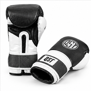 Guantes de Boxeo QST de Cuero Genuino Blanco y Negro, Ajustables con Correa para la Muñeca, Impermeables, Resistentes al Viento, Antideslizantes, para Entrenamiento de Muay Thai y MMA - Product Image 3