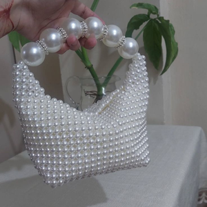 Sac à main hobo exquis entièrement orné de perles - Sac de soirée tendance avec poignée supérieure unique en perles surdimensionnées et accents argentés - Product Image 2