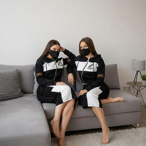 Conjunto de faldas personalizadas OEM a la moda para mujer, top corto con capucha y estampado de logotipo informal, conjunto de faldas con capucha para invierno - Product Image 1