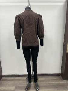 เสื้อเชิ้ตผู้หญิงสีน้ำตาลลายจุด คอจีน แขนทรงบอลลูน มีกระเป๋า เหมาะสำหรับฤดูใบไม้ผลิและฤดูร้อน สวมใส่สบาย ทรงปกติ ผ้าฝ้ายป๊อปลิน 100% - Product Image 3