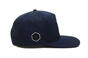 Casquette personnalisée en PVC à 5 panneaux, haute qualité, avec perforations découpées au laser, profil structuré moyen, unisexe, vente en gros - Product Image 4