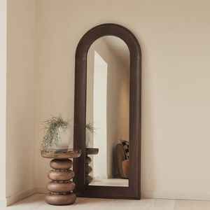 Miroir sur pied pleine longueur en bois de noyer foncé, cadre incurvé lisse, fait main, écologique, luxe moderne pour la maison - Product Image 1