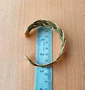 Brazalete Clásico de Acero Inoxidable Chapado en Oro de 18K, Textura Hueca, Resistente al Agua, Joyería Moderna y Elegante de HF CRAFTS - Product Image 3