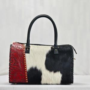Bolsa de Viaje de Cuero Vacuno de Lujo con Cierre de Cremallera Lateral Rojo en Relieve, Diseño Duradero - Product Image 1
