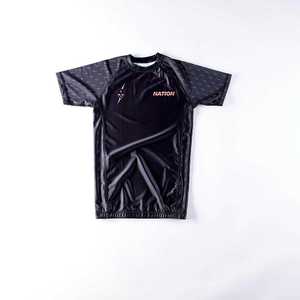 เสื้อรัดกล้ามเนื้อแขนสั้นคอสูง แห้งเร็ว ราคาถูก สำหรับผู้ชาย ผลิตจากโรงงาน จำหน่ายเสื้อรัดกล้ามเนื้อ MMA - Product Image 3