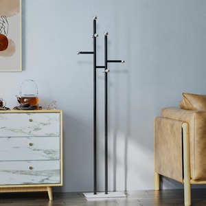 Perchero minimalista de madera con ganchos y estante para almacenamiento en la entrada, diseño de base triangular tipo pedestal. - Product Image 2