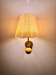 Lampe murale scandinave CH avec abat-jour en lin et base en bois, éclairage décoratif intérieur pour salon - Product Image 4