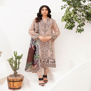 Trajes Shalwar Kameez de la Marca Ramsha, Diseñadores Pakistaníes, Bordado Intenso, Algodón Puro, 3 Piezas, Étnico Moderno para Mujer, Uso Diario - Product Image 6