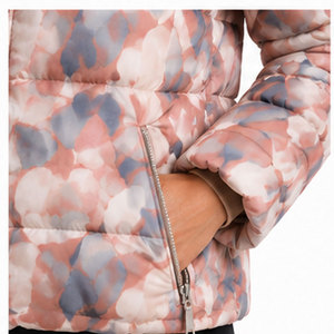Parka d'hiver de luxe pour femmes avec rembourrage thermique de qualité supérieure, tissu hydrofuge et design à capuche tendance - Product Image 5