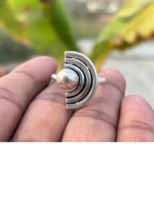 Anillo de declaración de plata oxidada minimalista para mujer, joyería Bohemia hecha a mano con diseño de media luna antigua, regalo único para ella - Product Image 5