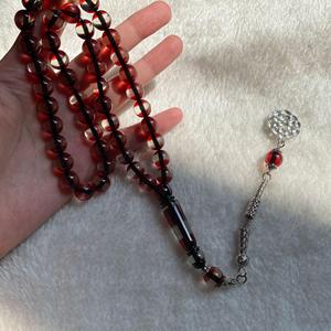 Bracelet de prière islamique Tasbih, chapelet musulman fait main avec perles en résine peintes à la main et pompon intercalaire - Product Image 1
