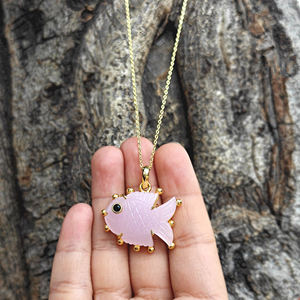 Collar con Colgante de Pez de Calcedonia Rosa Artesanal, Gema Tallada con Ojo de Circonita Negra, Cadena de Eslabones de Latón Chapado en Oro de 18K, Joyería Náutica - Product Image 4