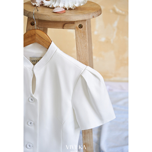 Blusa Elegante Blanca para Mujer, Cuello Mandarín, Manga Corta, Peplum, Botones, Color Sólido, Primavera/Verano, DORIS - Product Image 5