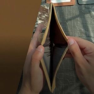Cartera Bifold de Cuero Genuino Beige para Hombre, con Bolsillo para Efectivo, Ranura para el Pulgar, Ventana para Identificación, Organizador de Múltiples Tarjetas, Tipo Libreta - Product Image 6