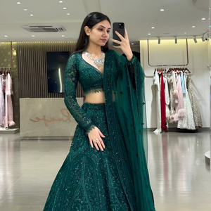 Lehenga verde de diseñador con bordado de hilo y lentejuelas, blusa sin coser y dupatta de malla con bordado de hilo y lentejuelas de seda. - Product Image 1