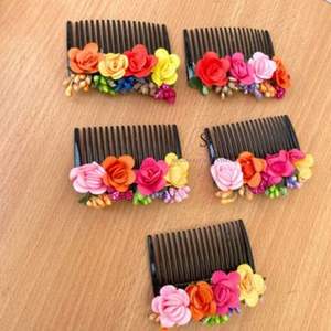 อุปกรณ์เสริมผมหวีออกแบบดอกไม้หลากสีหวีสีดำสวยสำหรับผู้หญิงสำหรับงานแต่งงาน, Mehndi, haldi, ของขวัญ Sangeet - Product Image 2