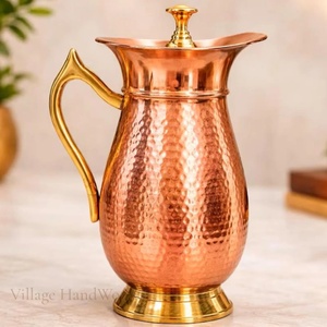 Jarra de agua de cobre con acabado martillado y tapa con asa de latón para uso decorativo en la mesa - Product Image 1