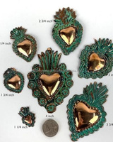 Médaille Relique Métallique Antique Française Sacré-Cœur Flamboyant et Ornement Milagros en Métal Doré Couleur Patine ex-votos