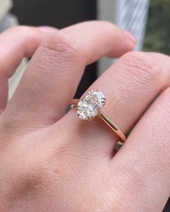 Bague solitaire en moissanite de 2 carats à taille ovale pour femme, en argent 925 plaqué or, bijou raffiné pour les fêtes, cadeau pour les partenaires - Product Image 5
