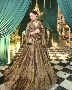 ชุดเลเฮนกาโชลีปักลายสีน้ำตาลพร้อมผ้าคลุมไหล่ ชุดแต่งงานแบบดั้งเดิมของอินเดียสำหรับผู้หญิง ทำจากผ้าไหม ทรงปกติ ความยาวระดับพื้น - Product Image 4