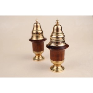 Juego de Recipientes para Especias de Madera con Tapas de Latón, Herméticos, Aptos para Lavavajillas, Ecológicos y Duraderos, para Uso en la Cocina - Product Image 1