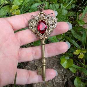 Pendentif Clé de Princesse en Pierre Naturelle Rouge Plaqué Or, Bijou Vintage Fantaisie pour Fiançailles, Cadeau Spécial pour Occasions Spéciales - Product Image 1