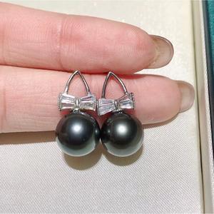 Boucles d'oreilles pendantes en perles noires de Tahiti naturelles 9-10 mm, bijoux haut de gamme avec une forte brillance, aspect impeccable, argent pur - Product Image 3