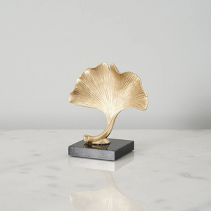 Superbe sculpture de feuille de ginkgo biloba dorée sur une base en marbre noir, symbole de résistance. Disponible à prix de gros. - Product Image 1