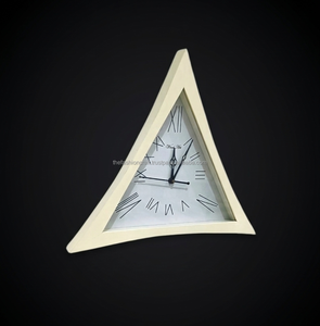 Horloge murale en bois géométrique triangulaire faite à la main – Horloge murale décorative moderne pour salon - Product Image 3